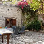 Monti Cozy Yard & Bbq Perfect For Families & Friends Kato Lefkara
