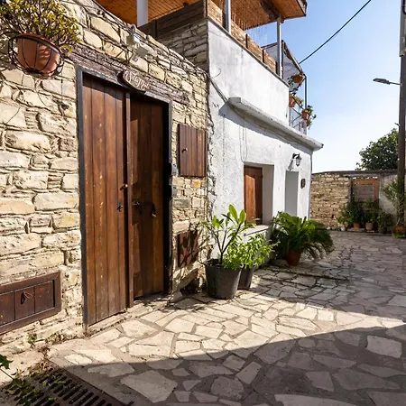 Monti Cozy Yard & Bbq Perfect For Families & Friends