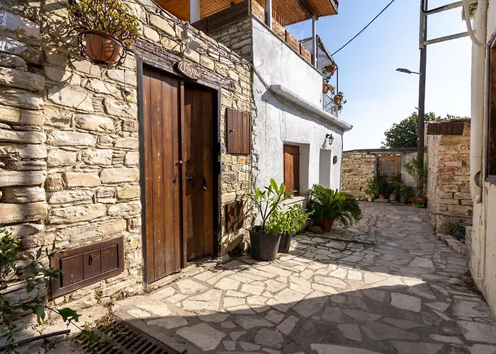 Monti Cozy Yard & Bbq Perfect For Families & Friends