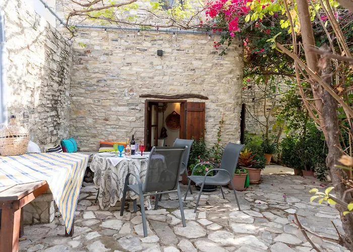 Monti Cozy Yard & Bbq Perfect For Families & Friends *